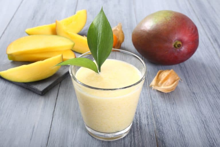 frullato di frutta mango sfondo grigio